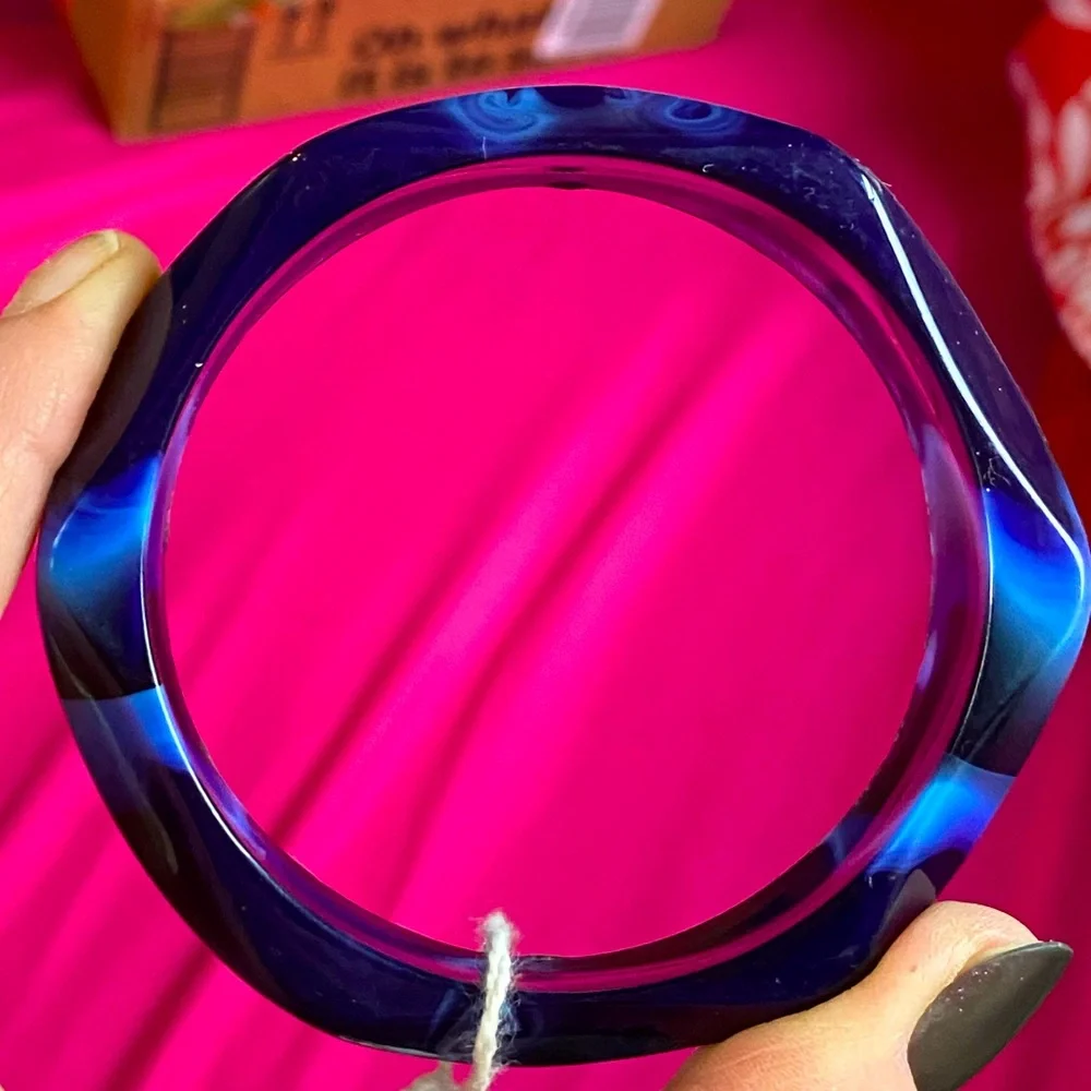 Two VTG lucite bracelets,blue marble geo carved bangle,stretch tile blue pink - Picture 9 of 11